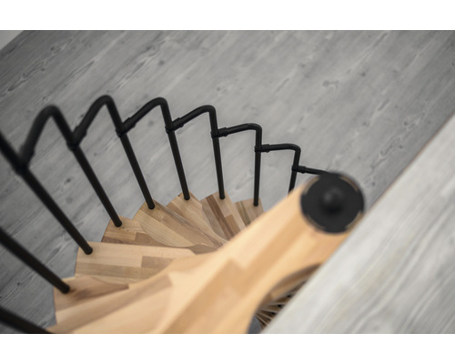 Spiraltrappa med trätrappsteg och metallräcke