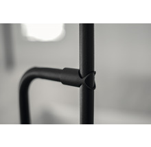 Detaljvy av en svart metallrörsram med anslutningselement