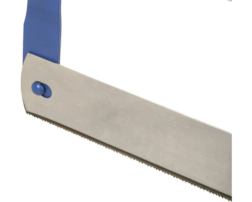 Närbild av en metallsåg med tänder