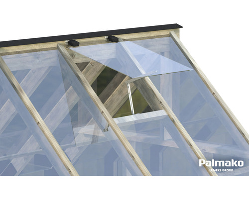 Närbild av ett växthusfönster med träram