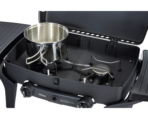 Gasolgrill med kastrull på kokplattan