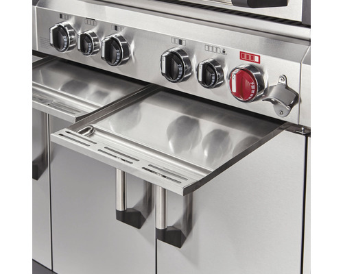 Detaljvy av en grill med kontrollknappar, förvaringsutrymme och flasköppnare