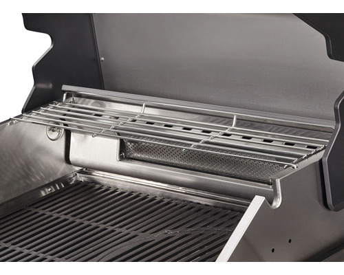 Insida av en gasgrill med varmhållningsgaller