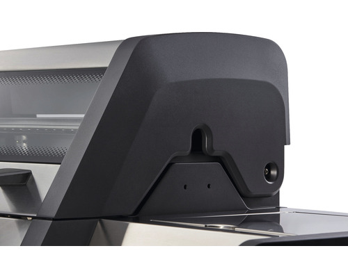 Detaljvy av en gasolgrill med svart huv och element i rostfritt stål.