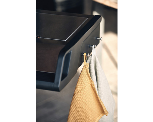 Detaljvy av ett underskåp med handdukar hängande på det.