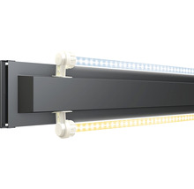 LED-lampor med fäste på en grå konstruktion