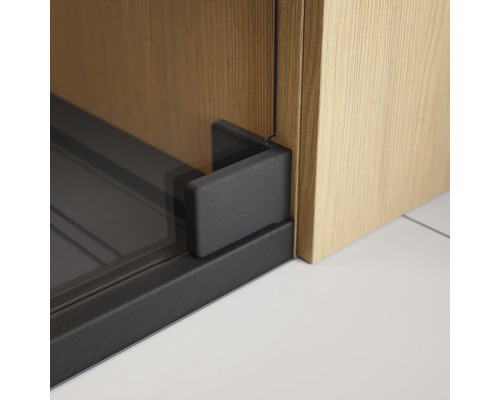 Detaljvy av ett badrumsskåp med låda