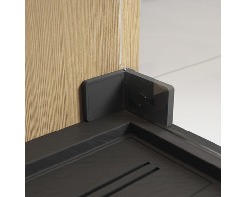 Detaljvy av en hörnlösning för duschelement med avvattningsrännor.