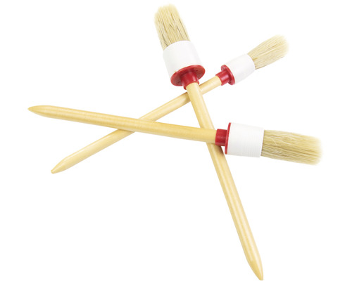 Tre runda penslar med trähandtag och naturborst korsade