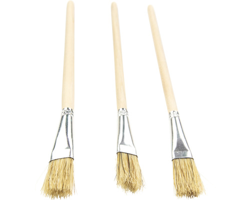 Tre lackpenslar med trähandtag och naturliga borst