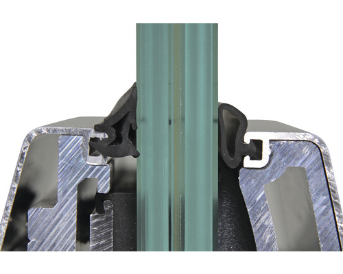 Detaljbild av en fönsterprofil med tätning och glas