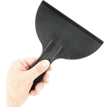 Svart plastskrapa hålls av en hand.