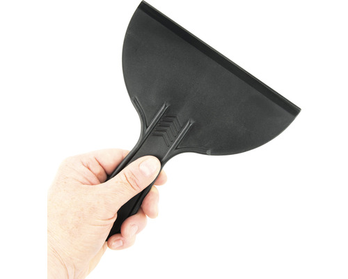 Svart plastskrapa hålls av en hand.