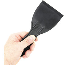 Hand som håller skrapa