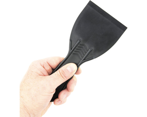 Hand som håller skrapa
