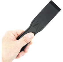Hand håller plastspackel