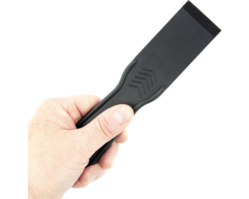 Hand håller plastspackel