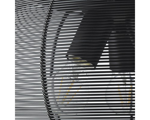 Detaljvy av en lampa med horisontella metallstänger