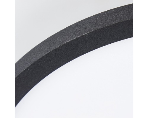 Detaljbild av en taklampa med mörk ram