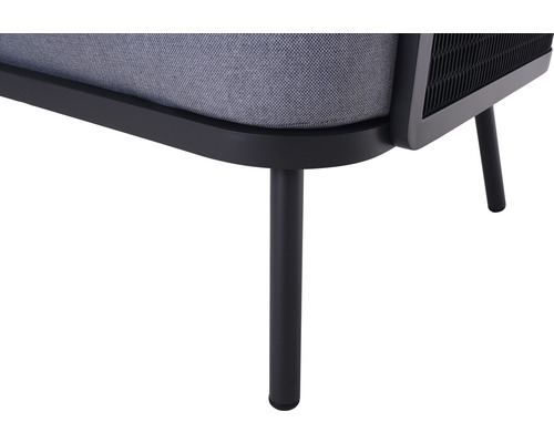 Detaljvy av en loungemöbel med klädsel och ben