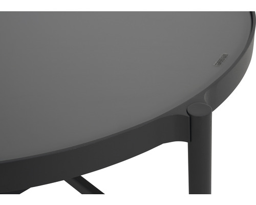 Detaljvy av ett runt trädgårdsbord med glasskiva