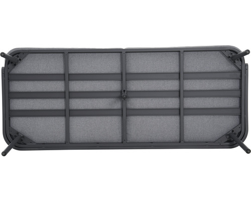 Undersida av ett trädgårdsbord med metallram och tygklädsel