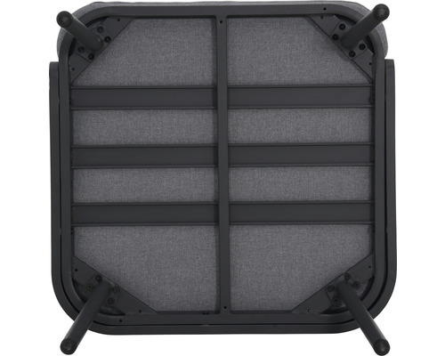 Undersida av en stol med metallram och fyra ben