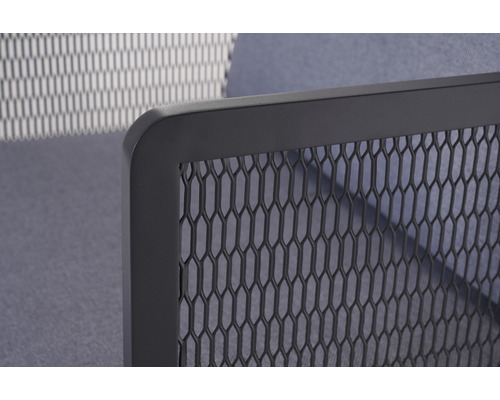 Detaljvy av en metallmöbel med diamantmönster