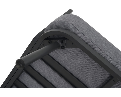 Detaljvy av en trädgårdsmöbel med ram och klädsel