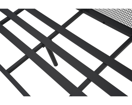 Detaljvy av en svart metallbäddram med ribbotten