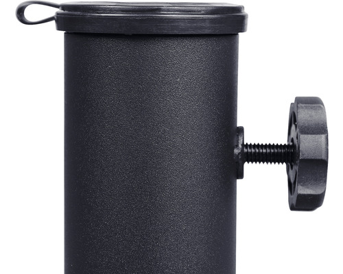 Detaljbild av ett parasollstativ med låsskruv