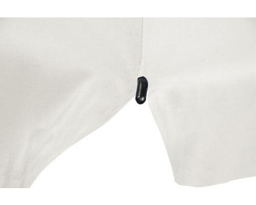 Detaljvy av ett vitt tyg med svart fästklämma