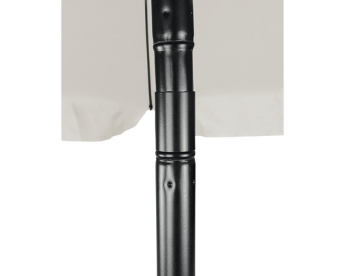 Detaljvy av ett parasollstativ med parasoll