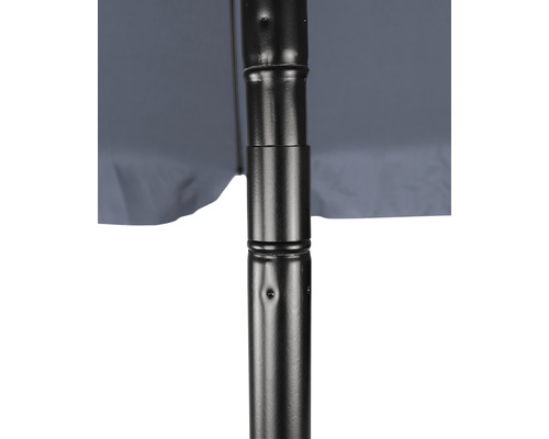 Detaljvy av ett parasollställ i metall