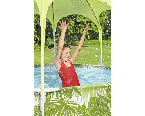 Flicka i pool med solskydd och palmmönster