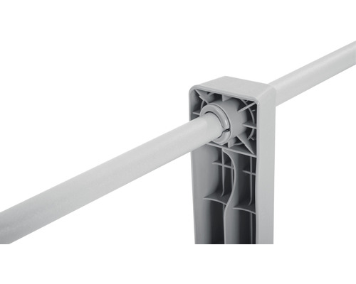 Detaljvy av en grå klädstångsanslutning.