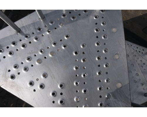 Detaljbild av en metalltrappa med hål