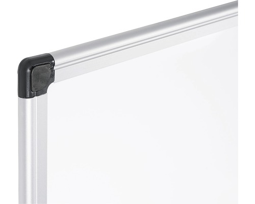 Detaljvy av ett whiteboardhörn med aluminiumram och plasthörn