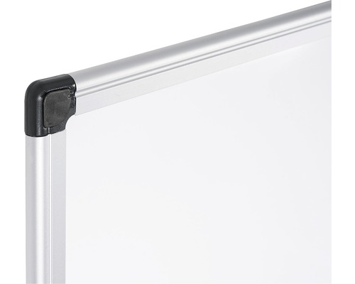 Detalj av whiteboardhörn med aluminiumram och plasthörn