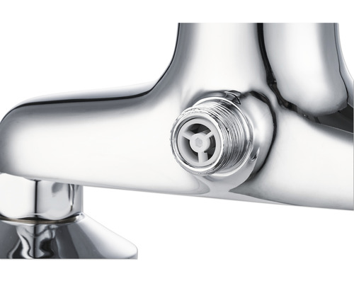 Detaljbild av en glänsande vattenkran