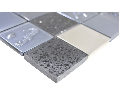 Mosaikplatta med olika mönster och material