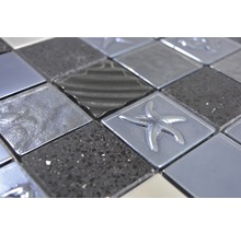 Detaljvy av en mosaikplatta med stjärnmotiv och olika ytor