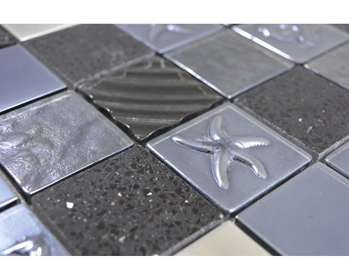 Detaljvy av en mosaikplatta med stjärnmotiv och olika ytor