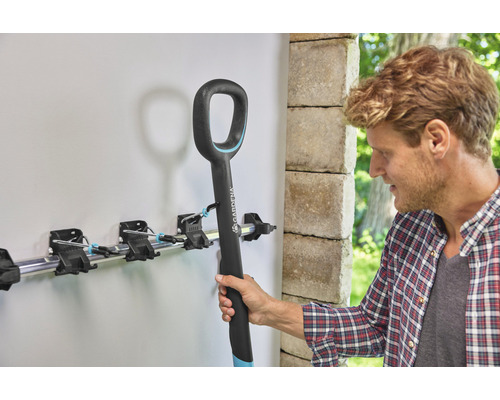 Gardena redskapshållare med man som hänger upp en spade