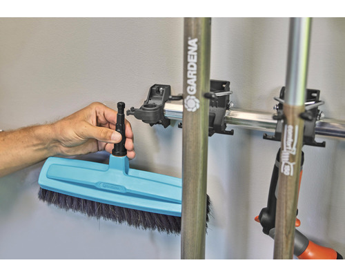 Trädgårdskvast med skafthållare på en metallskena