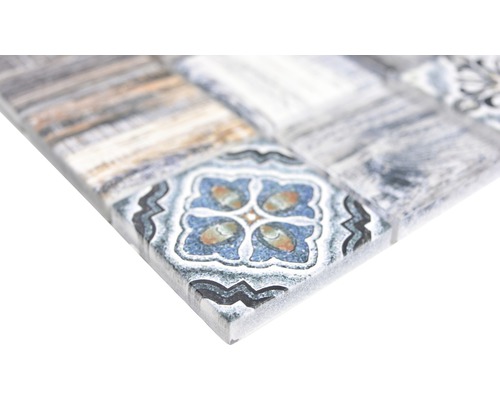 Detaljvy av en kvadratisk mosaikplatta med mönster