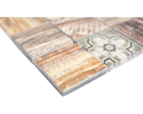 Närbild av mosaikplattor med trä- och mönsterdesign