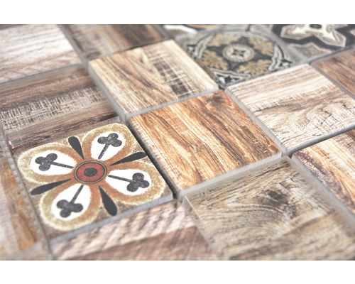 Mosaikplattor med träutseende och blommotiv