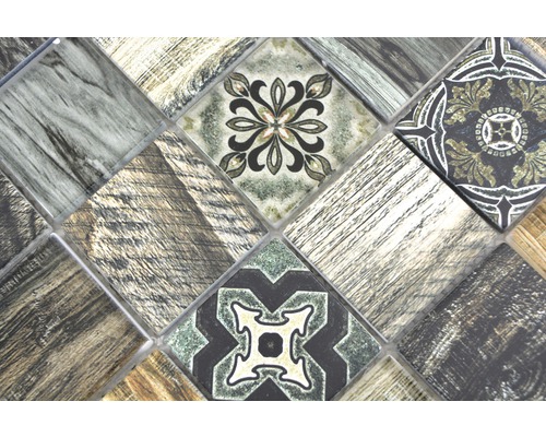 Detalj av mosaikplattor med trä- och blommotiv