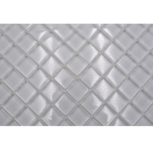 Detaljbild av en vit glasmosaikplatta med kvadratiska element